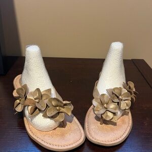 Born BOC gold/beige Floral flat Sandals size 8